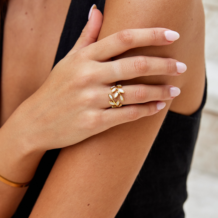 Serene gouden ring met delicate blaadjes