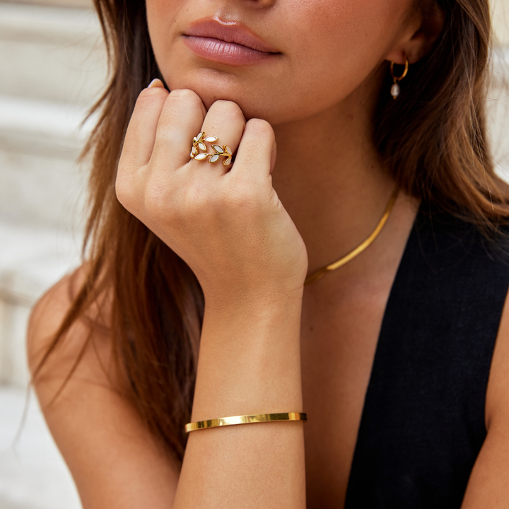 Serene gouden ring met delicate blaadjes