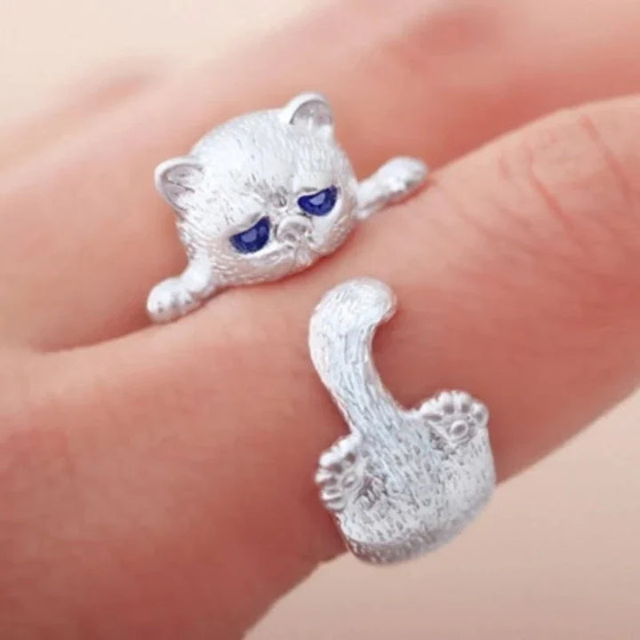 Verfijnde witgouden ring met subtiele kattenvorm