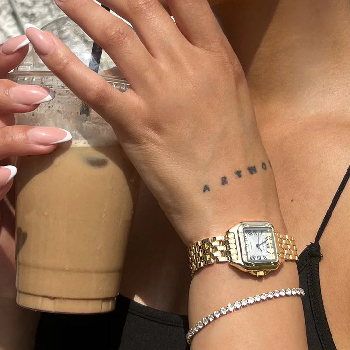 Elegante gouden horloge met subtiele schakelstructuur