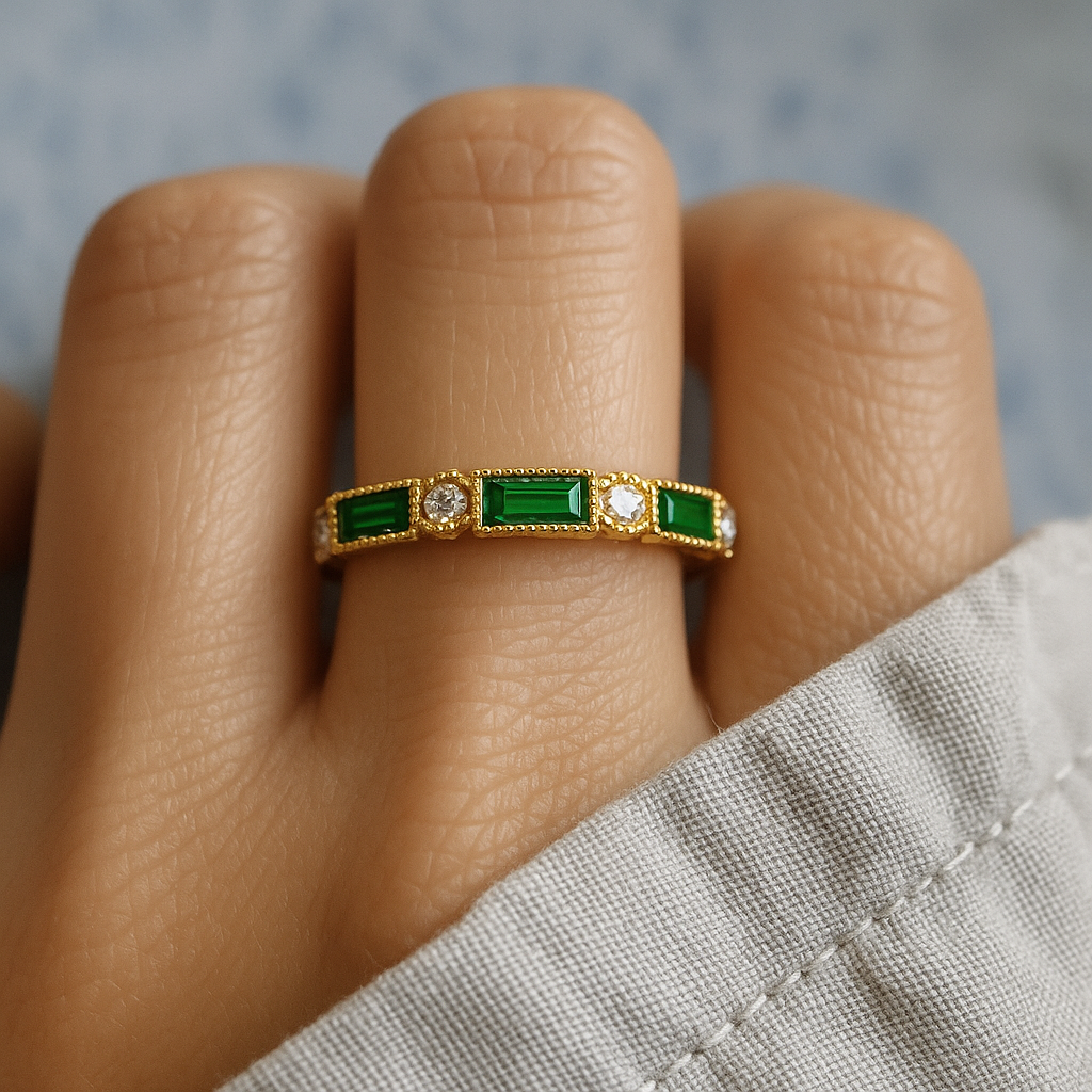 Elegante gouden ring met groene zirkonia