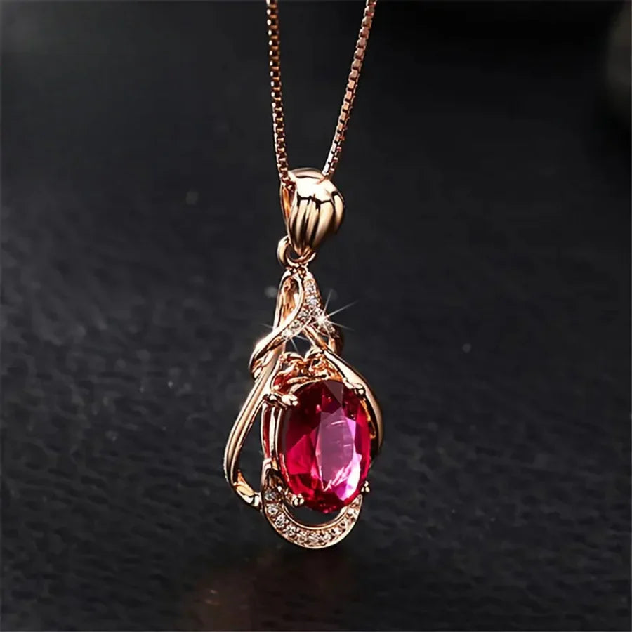 Elegante gouden ketting met rode kristallen accenten