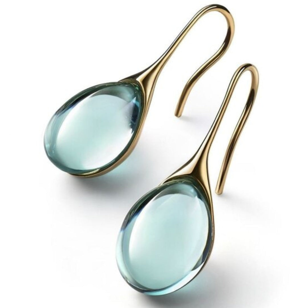 Elegante oorbellen van goud met sprankelende kristallen