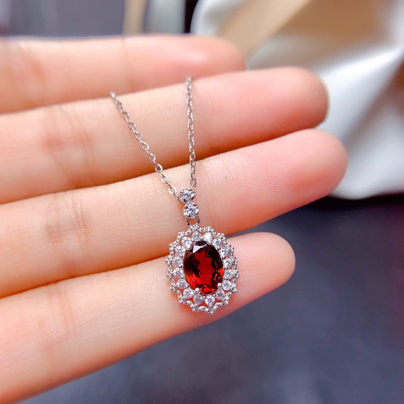 Elegante witgouden ketting met subtiele zirkonia details