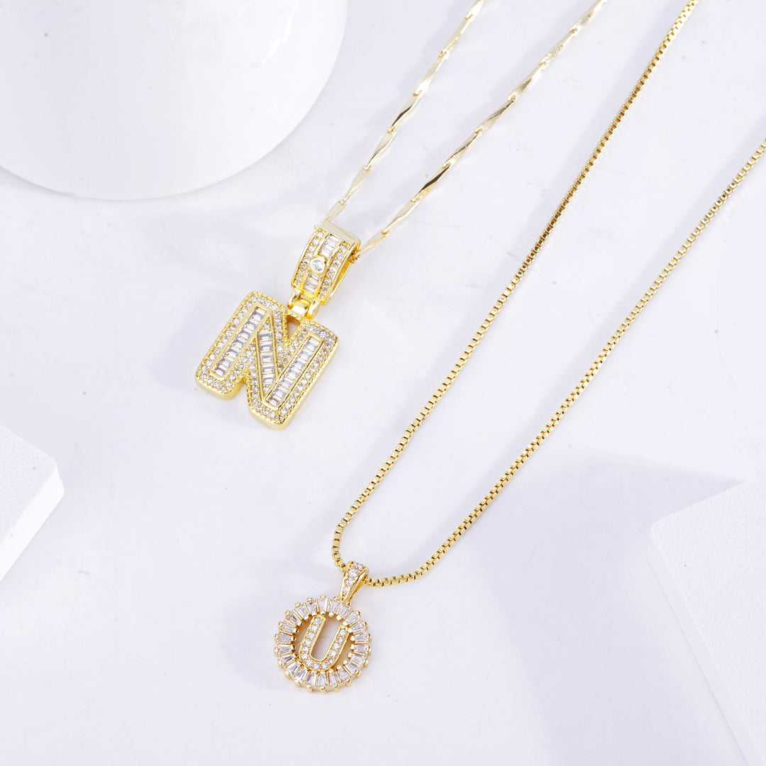Elegante initialen ketting van wit goud met pave steentjes