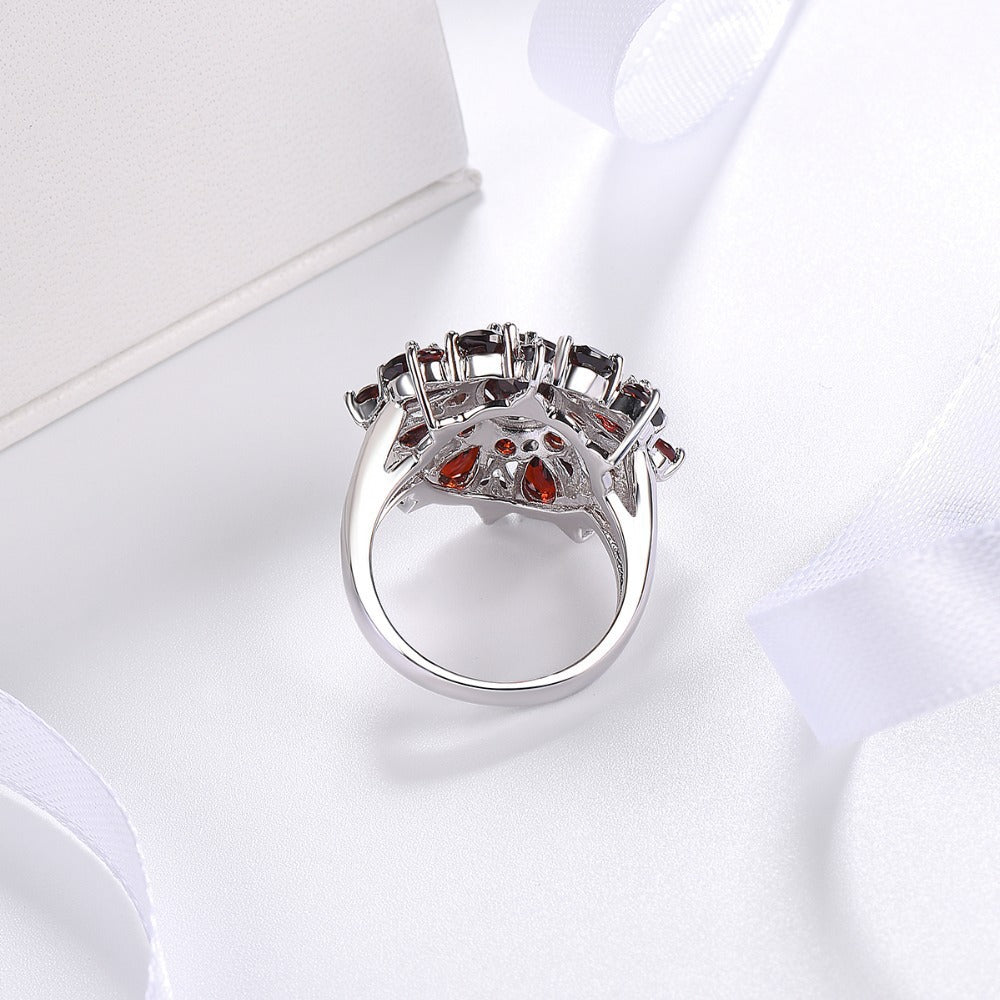 Elegante gouden ring met scharlaken bloemblaadjes