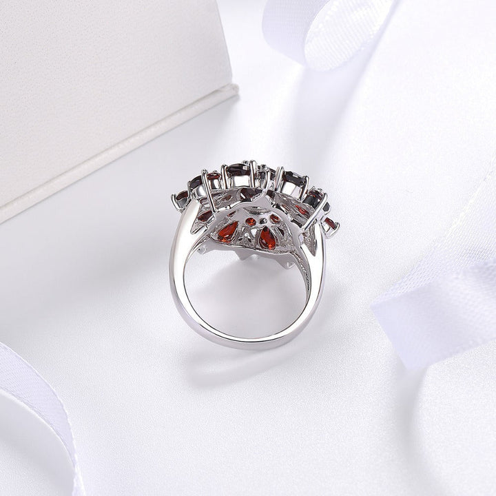 Elegante gouden ring met scharlaken bloemblaadjes
