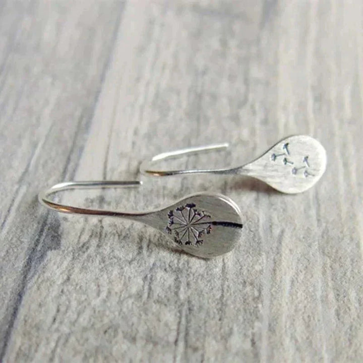 Elegante zilveren oorbellen met bloemmotief