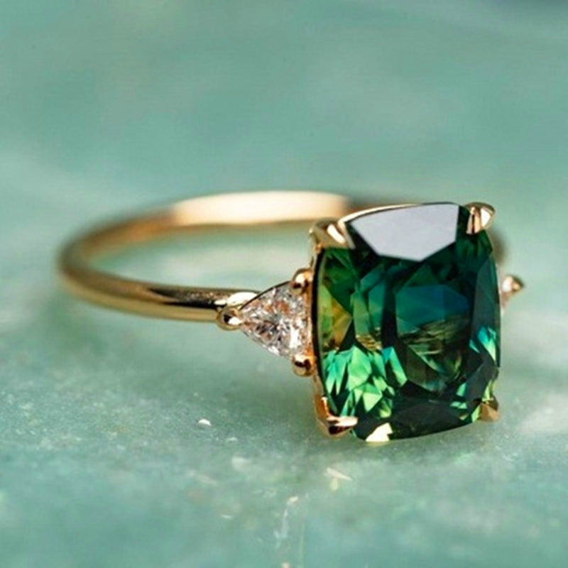 Verfijnde gouden ring met groene zirkonia