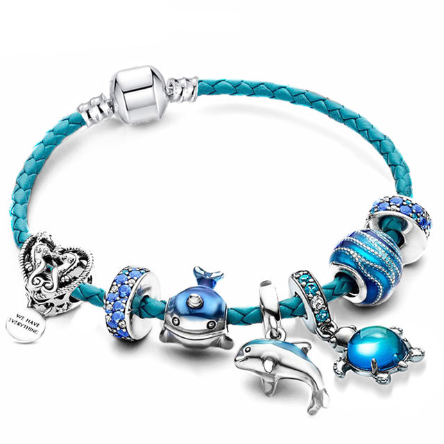 Zilveren armband met leren details en elegante charms