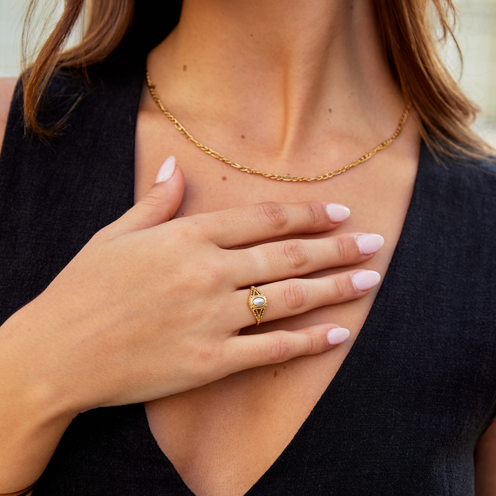 Elegante parelenring in vintage stijl