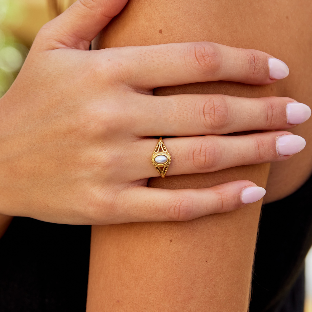 Elegante parelring in vintage stijl