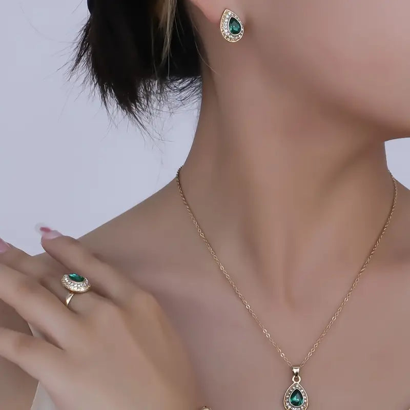 Elegante gouden ketting met subtiele glazen details