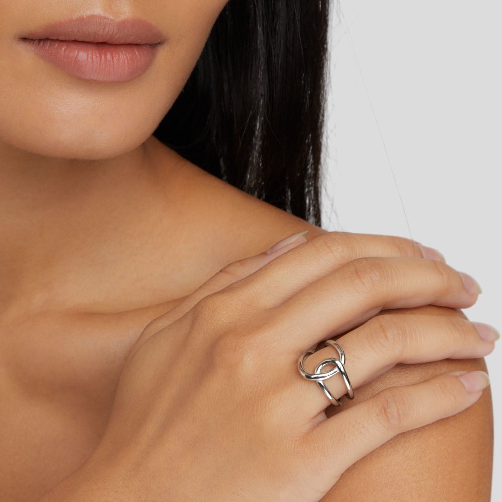 Elegante zilveren ring met subtiele zirkonia details