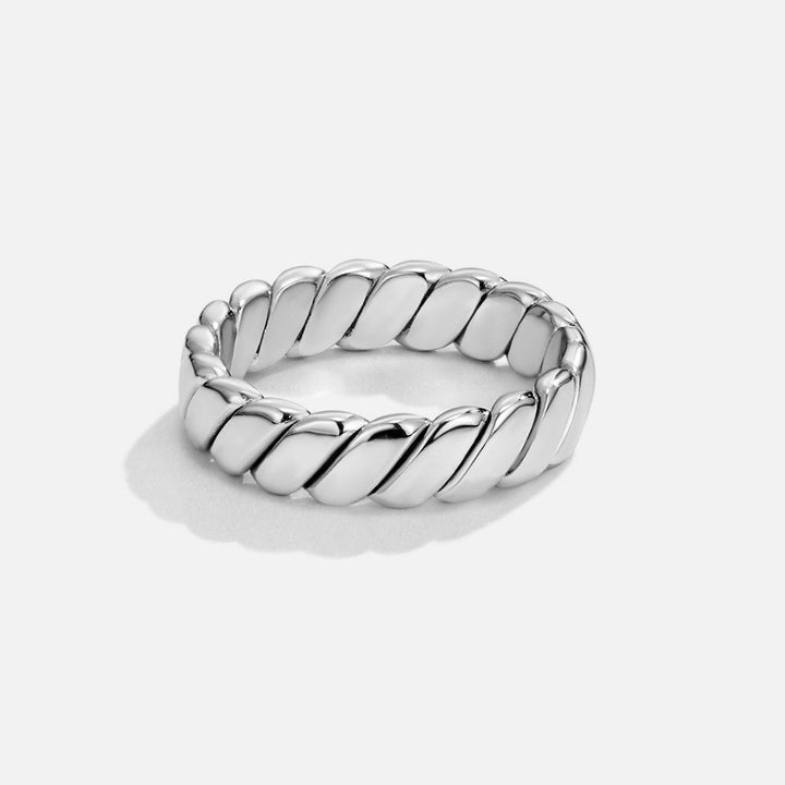 Verfijnde zilveren ring met een gedraaide oneindigheid