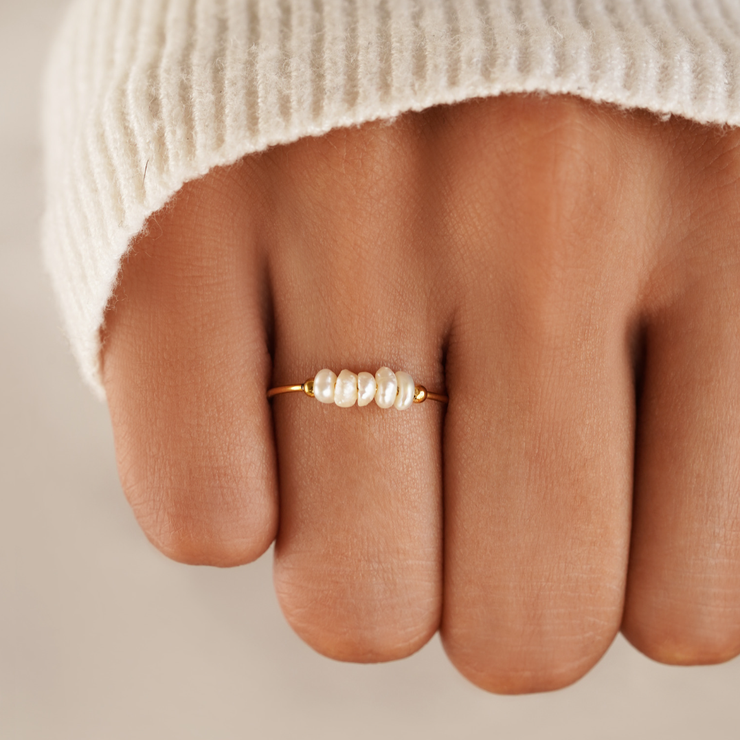 Elegante zoetwaterparelring in zacht zilver