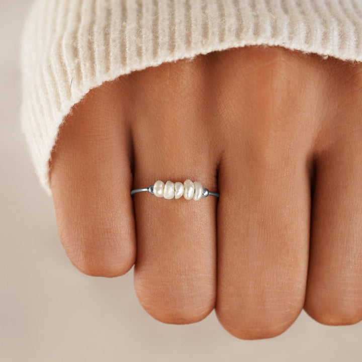 Elegante zilveren ring met klassieke zoetwaterparel