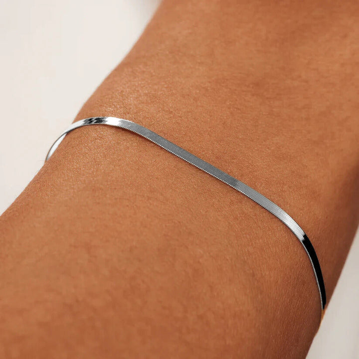 Zachte witgouden armband met slangenmotief