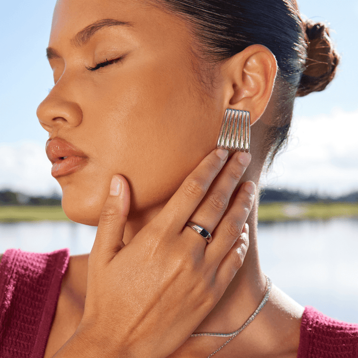 Elegante zilveren ring met smaragd detail