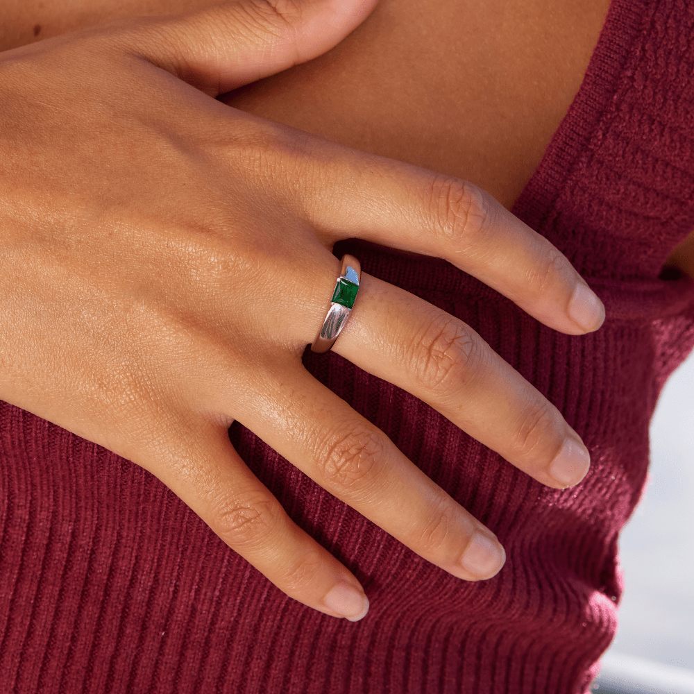 Zachte zilveren ring met smaragd detail