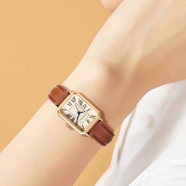 Elegante gouden horloge met een verfijnd steentje.