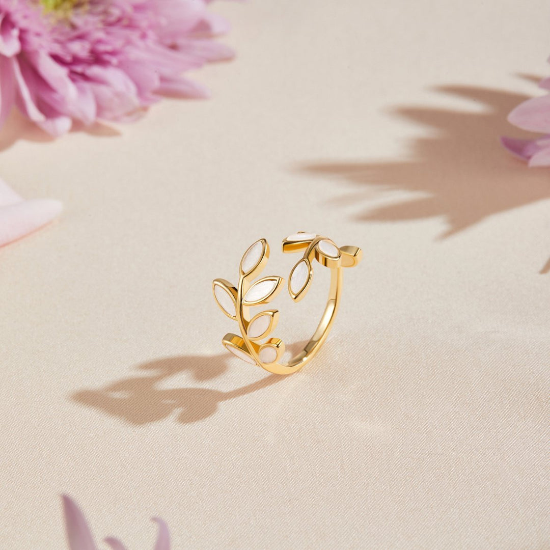 Serene gouden ring met delicate blaadjes