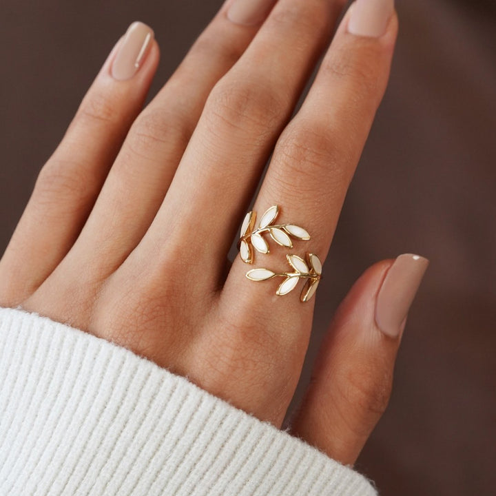 Serene gouden ring met delicate blaadjes