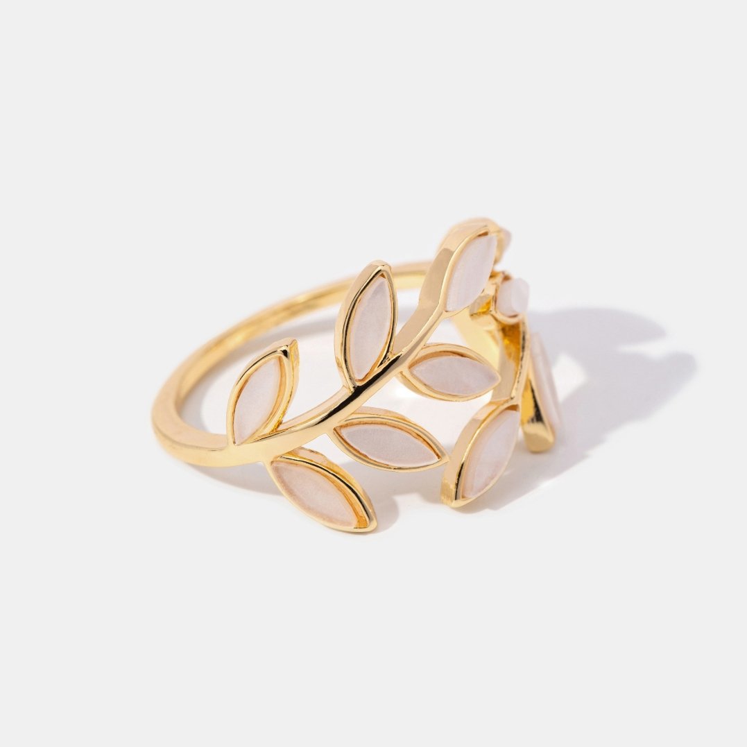 Serene gouden ring met delicate blaadjes