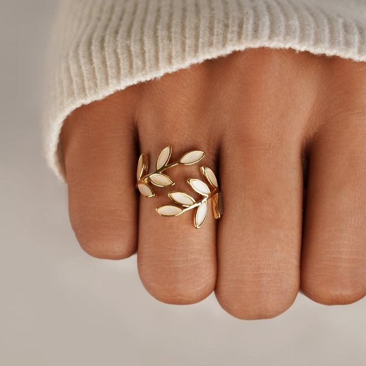 Serene gouden ring met delicate blaadjes