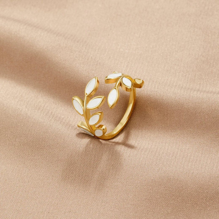 Serene gouden ring met delicate blaadjes