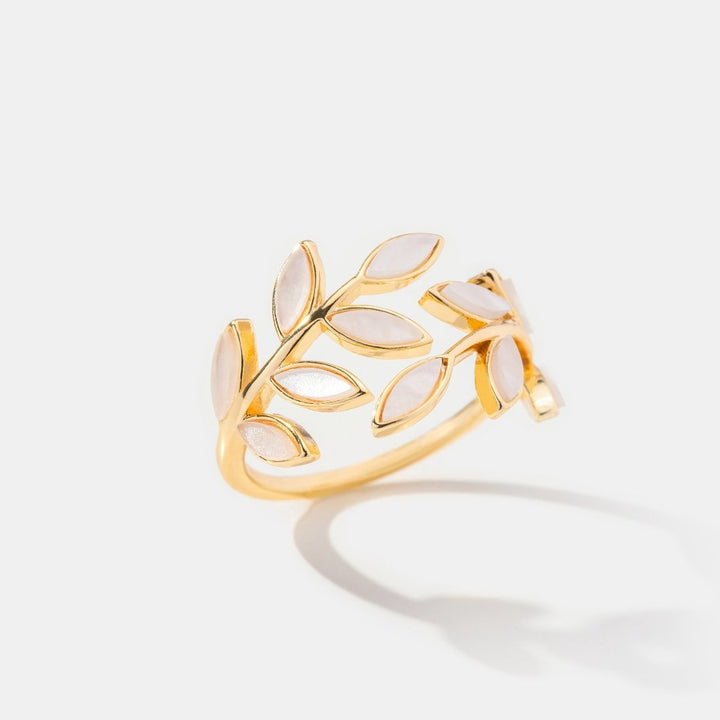 Serene gouden ring met delicate blaadjes