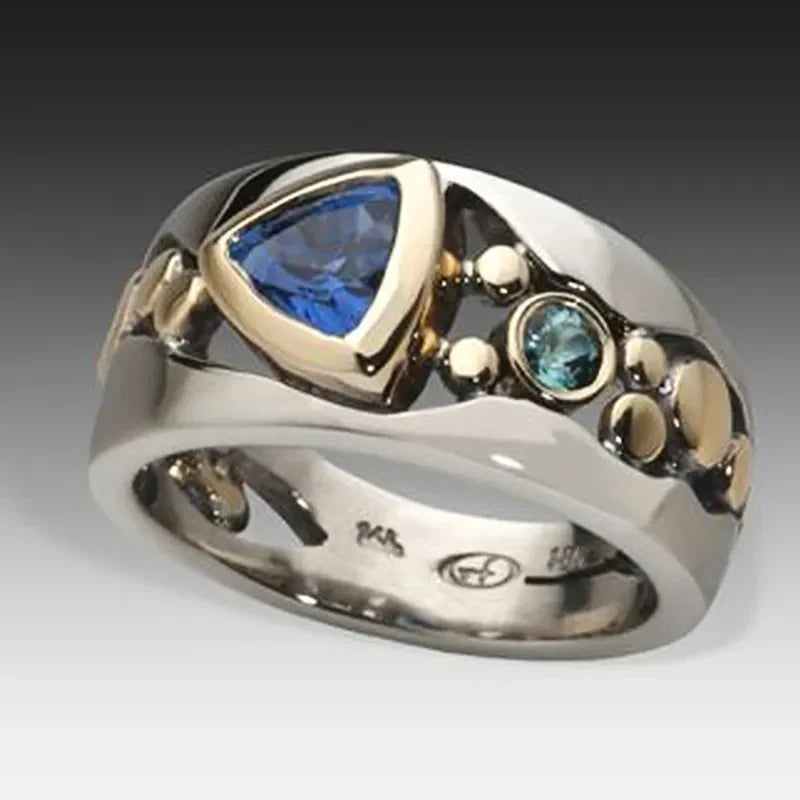 Elegante ring van wit goud met antieke IJssteen