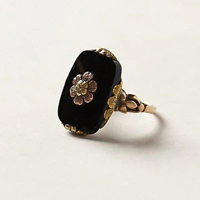Elegante gouden ring met zwarte steen