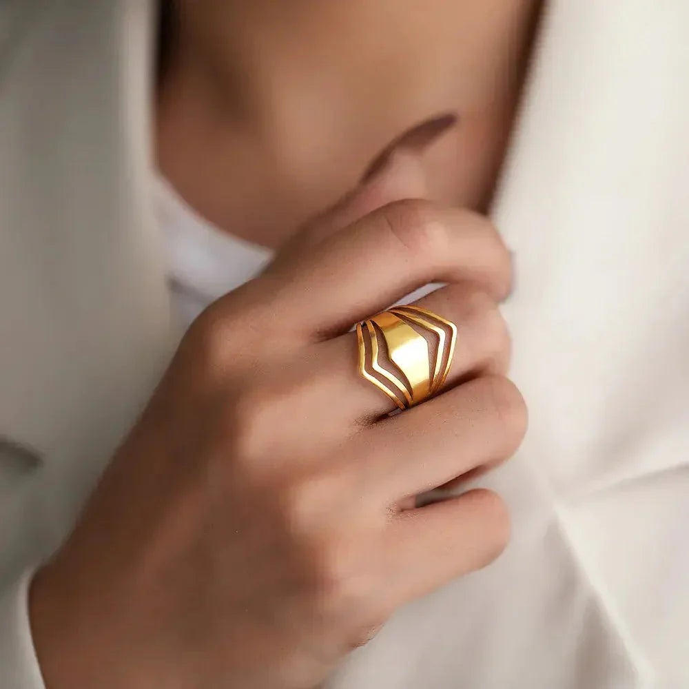 Verfijnde gouden ring met subtiele uitstraling
