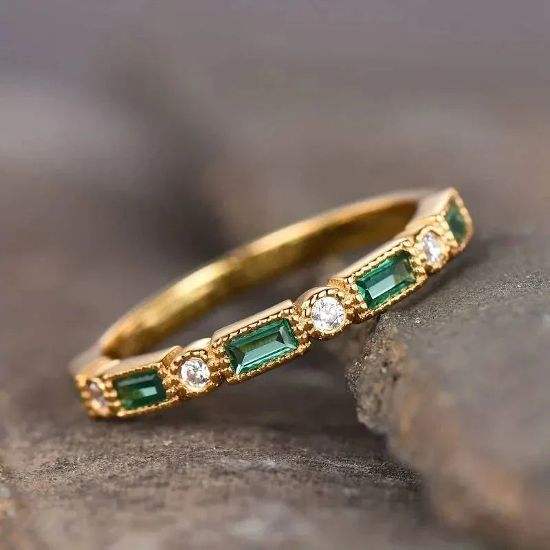 Elegante gouden ring met vintage groene zirkonia