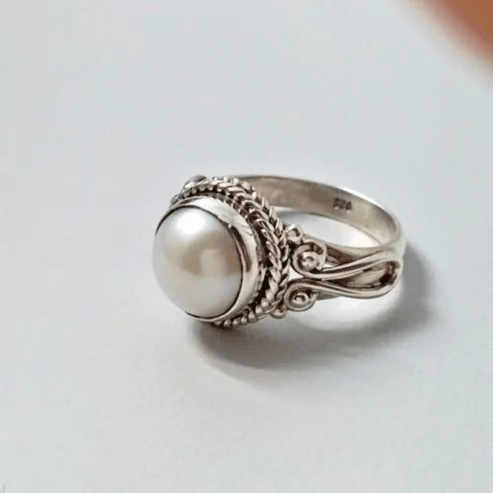 Elegante zilveren ring met verfijnd bloemdetail