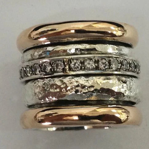 Elegante Gouden Ring met Gelaagde Structuur