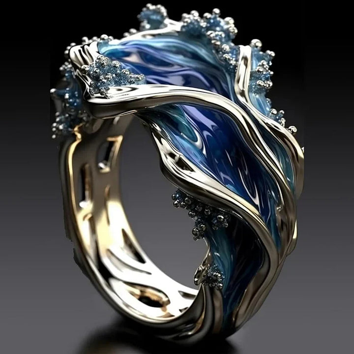 Zachte gouden ring met golvende lijnen