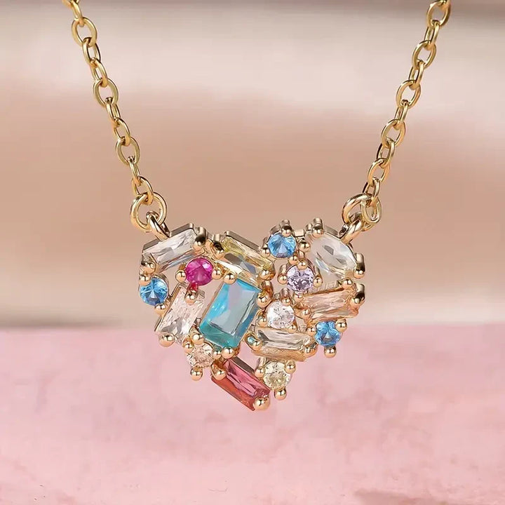 Elegante gouden ketting met kleurrijk hartje