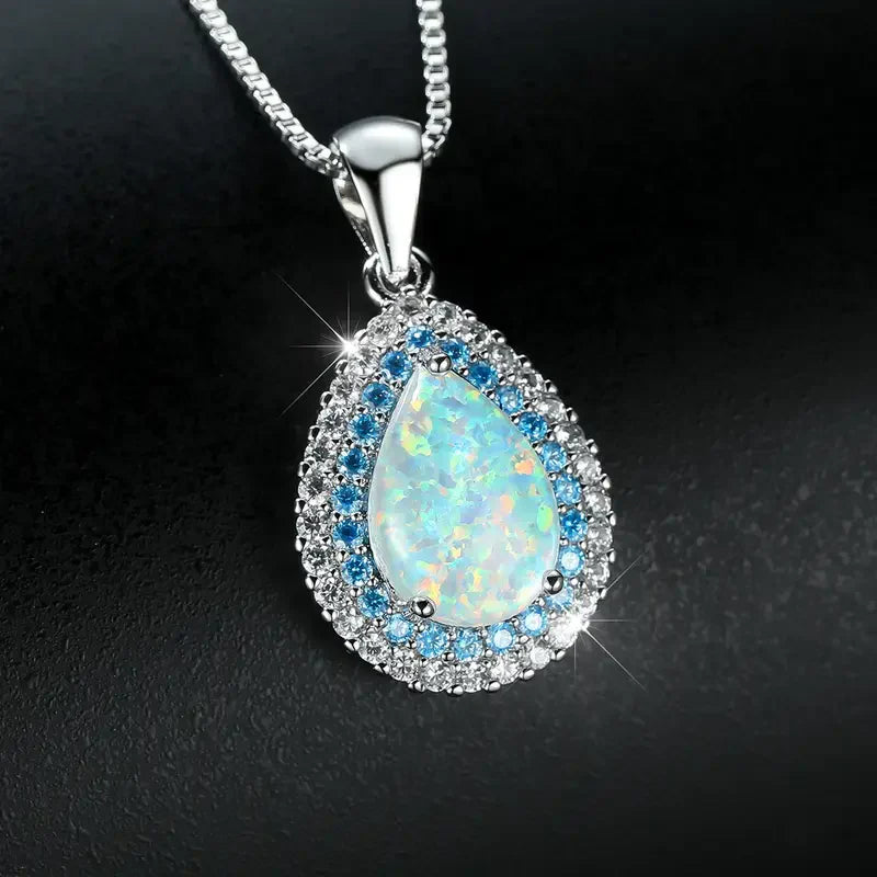 Sprankelende blauwe opal ketting in wit goud