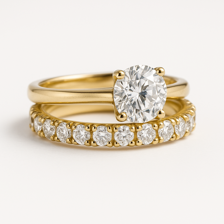 Minimalistische gouden ring met subtiele zirkonia steentjes