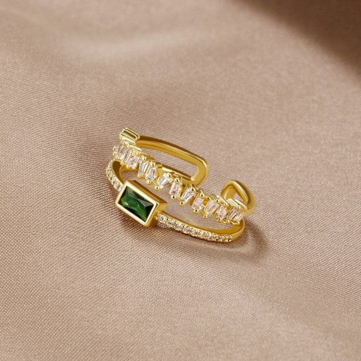 Verfijnde gelaagde ring met kristallen in zilver