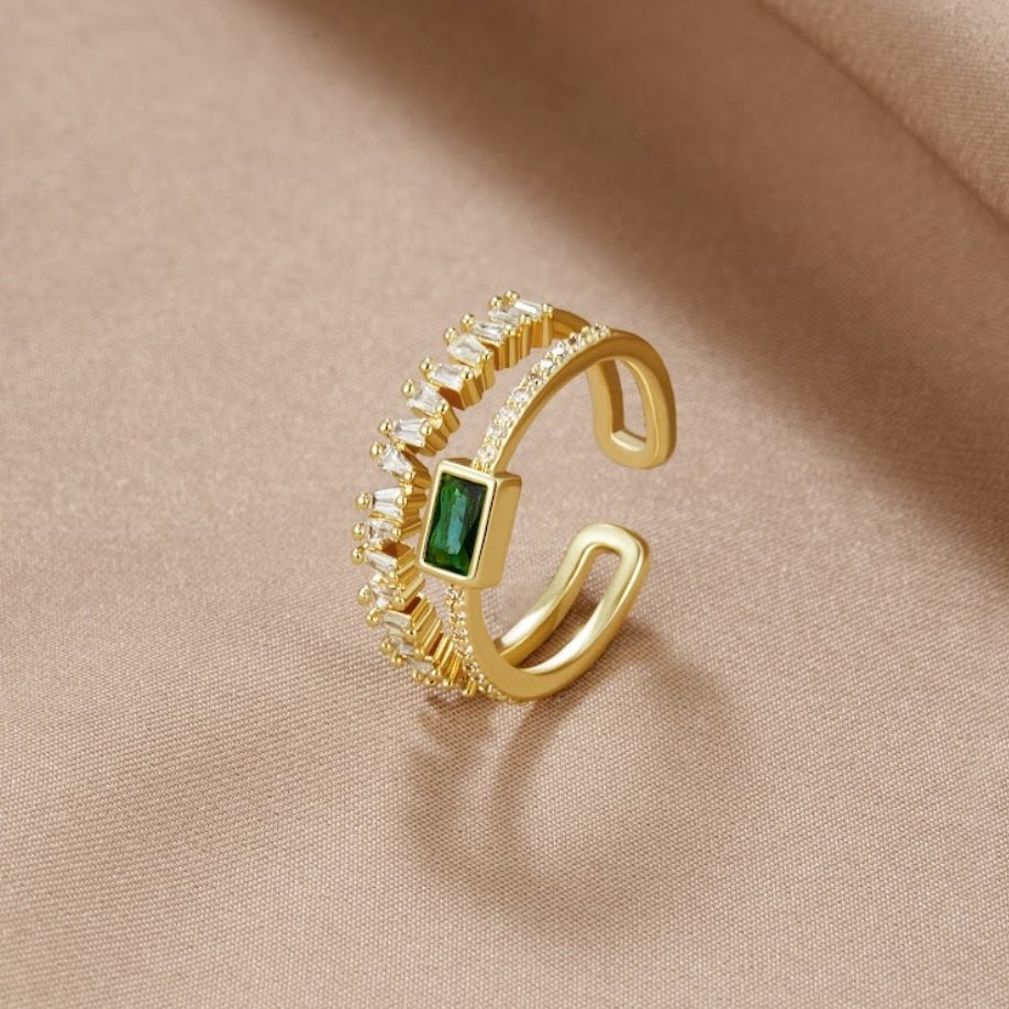 Verfijnde gelaagde ring met kristallen in zilver