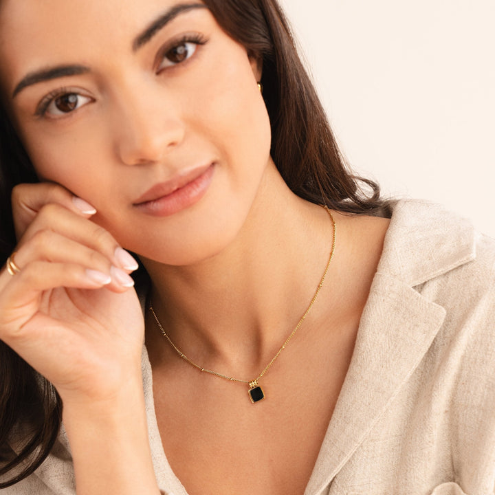 Lucia Zwarte Hangende Ketting