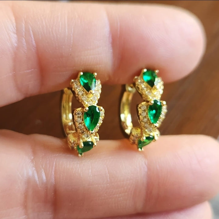 Elegante gouden oorbellen met subtiele zirkonia details