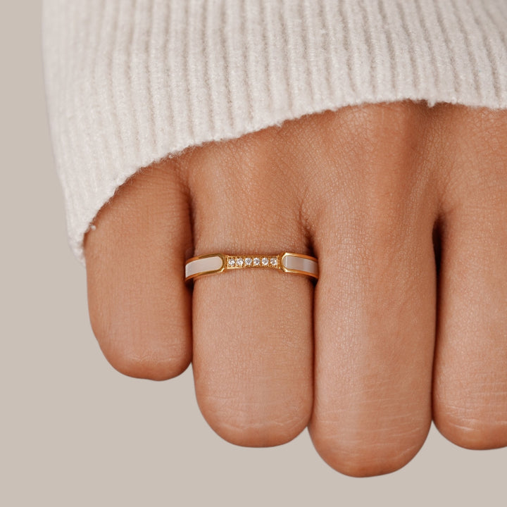 Eenvoudige parelring met delicate kristallen