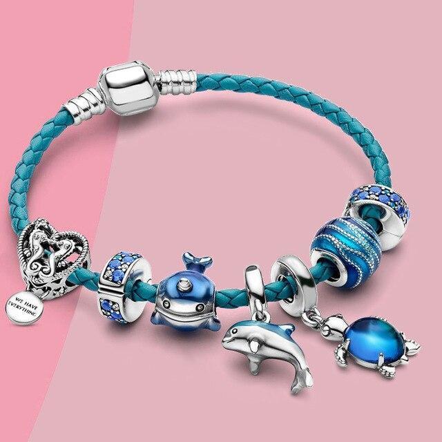 Zilveren armband met leren details en elegante charms