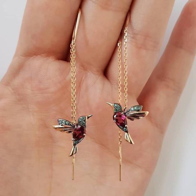 Elegante gouden oorbellen met zirkonia en emaille kolibrie