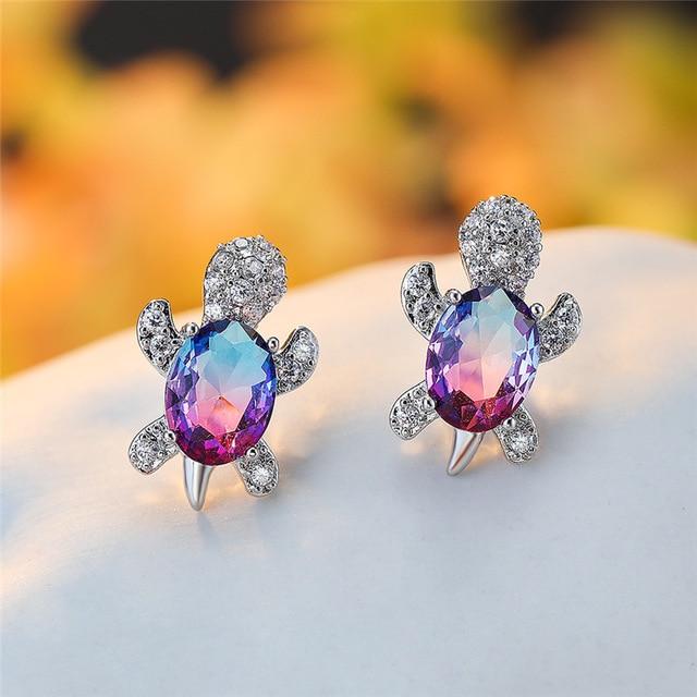 Elegante zilveren oorbellen met zirkonia en zeewierdesign