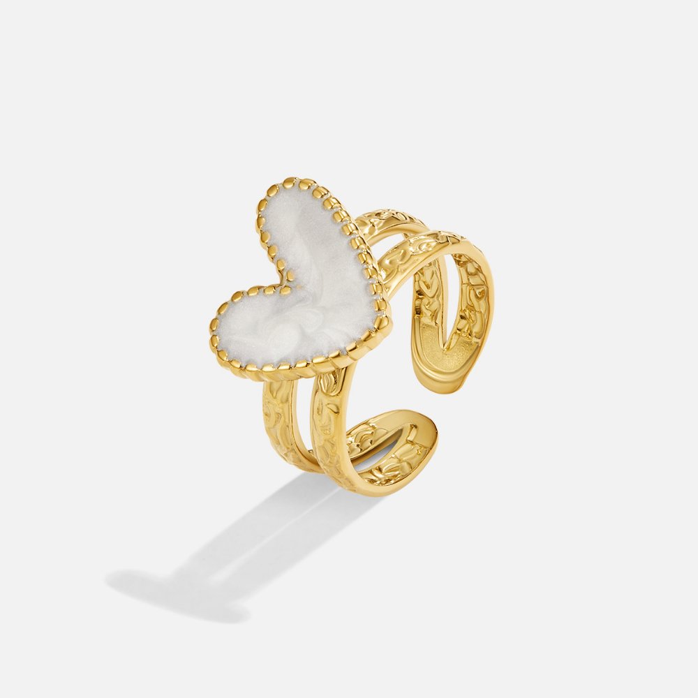 Eenvoudige gouden ring met hartje